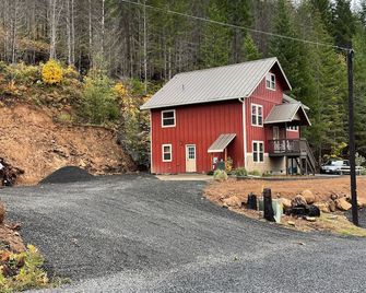 Spacious 3-Story Home, 4 bedrooms, Sleeps 12, Easy Trailer Parking - Detroit - Edificio