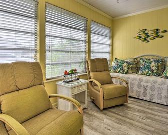 Bayshore Beach Beauty - Nokomis - Living room