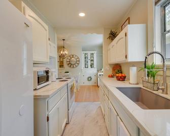 Walk to Dtwn Historic Prescott Home with Patio! - Prescott - Kitchen