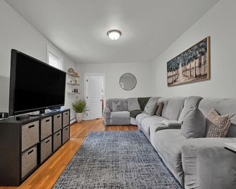 Location+Comfort+Convenience - Boston - Living room