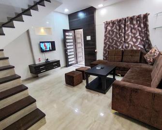 Staeg Villa in the Center of the City 2BHK - Indore - Living room
