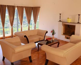 Planters Punch - Ooty - Living room