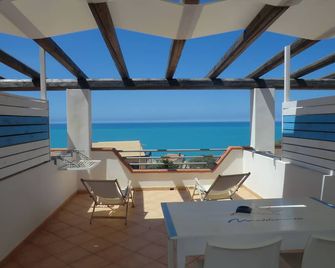 Bed and Breakfast Mediterraneo Mare E Sole - Palma di Montechiaro - Balcón