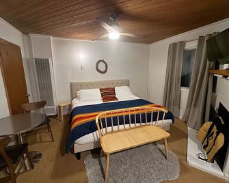 Three Pines Cabins - Big Bear Lake - Bedroom