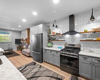 Sophisticated Elegance in Pghs Most Scenic Locale - Pittsburgh - Kitchen