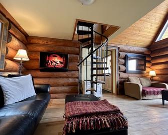 Eagle's Nest - A cozy, semi-lakefront cabin with hot tub, wood burning fireplace - Blind Bay - Sala de estar