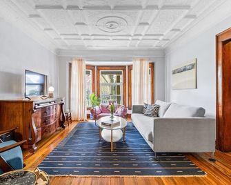 Historic & Spacious 3 Bedroom Family Gem on Peaceful Street - Buffalo - Salon