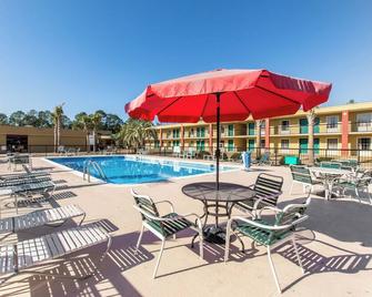 Quality Inn & Suites Ft. Jackson Maingate - Columbia - Pool