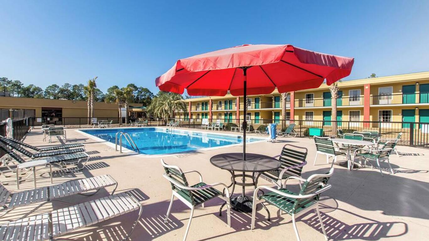 Quality Inn & Suites Ft. Jackson Maingate