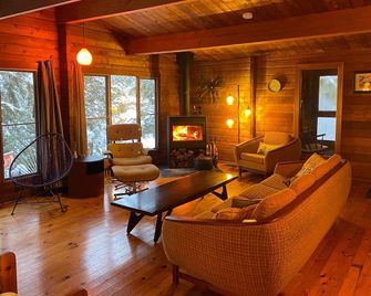 Escape to a private cabin with 500ft of clean waterfront - Marmora - Living room
