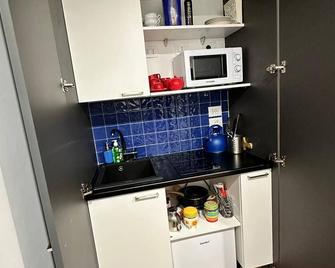 Araba Fenice Apartments - Bari Centro - Bari - Keittiö