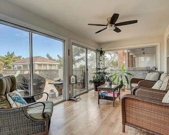 Your own private beach with this charming 3-bedroom beachfront house! - Norfolk - Sala de estar