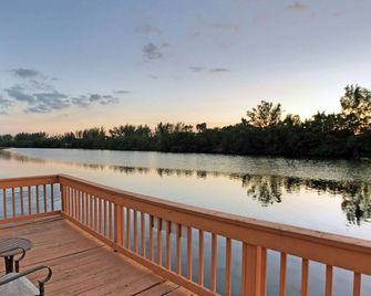 Romantic Lakefront Two bedroom unit W/ access to Heated Pool and More - Siesta Key - Balcon