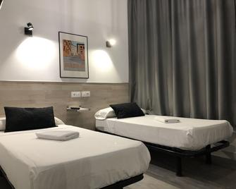 Hostal Rias Bajas - Madrid - Camera da letto