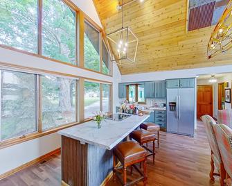 The 711 Lake House - Paw Paw - Essbereich