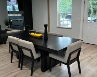 Private modern Farmhouse on 5 acres with stunning views of Seneca Lake - Odessa - Dining room