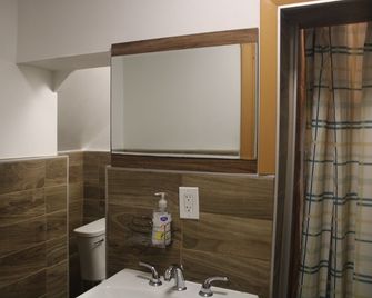 Hoosville Hostel - Florida City - Bathroom