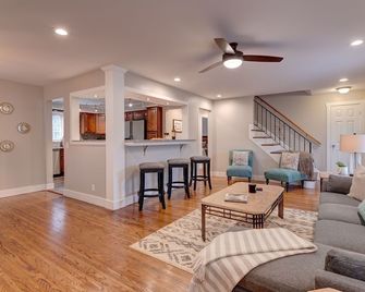 The Roc-House Airport Home Office Gaming Center - Rochester - Living room