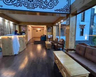 Thongsal - Leh - Front desk