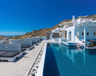 Flaskos Luxury Suites - Agios Stefanos - Zwembad