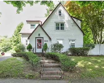 Charming Cottage w/Fireplace, Fenced Yard & Basement Game Room! Pet-friendly! - Jamestown - Gebouw