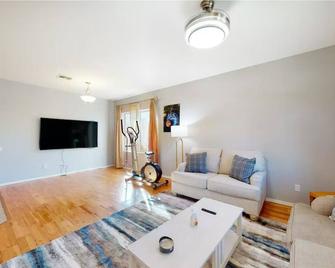 New! Stunning Peaceful Peoria Home - Very Close To Sports Complex - Peoria - Living room