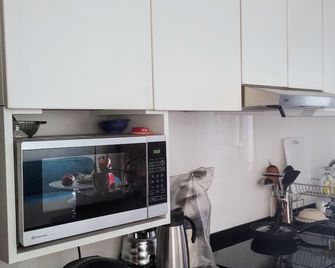 Nice room with private bathroom and breakfast included in a homestay. - Lima - Kitchen