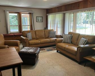 Lake Access! Twin Birch Resort - Kodiak Cabin - Honor - Sala de estar