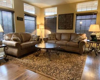 Downtown Corner Unit with Views - Leavenworth - Living room