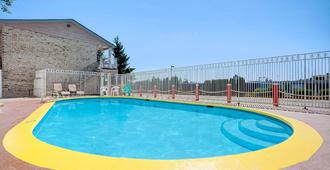 Days Inn by Wyndham Everett - Everett - Piscina