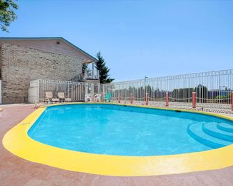 Days Inn by Wyndham Everett - Everett - Pool
