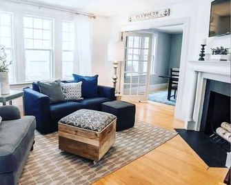 HEART of downtown! Walk to beach, shops, restaurants & steps to the harbor! - Plymouth - Salon