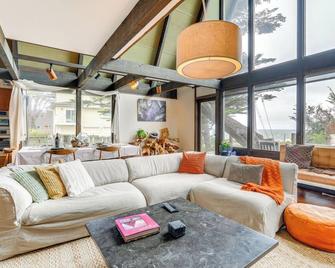 Moss Beach Oceanfront Retreat about 20 Mi to San Fran! - Moss Beach - Living room