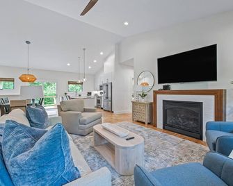 Brand New 10 Min to Downtown And Private - Asheville - Living room