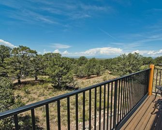 Challenger Views on Ridgecrest: Upstairs Suite - Crestone - Balcón