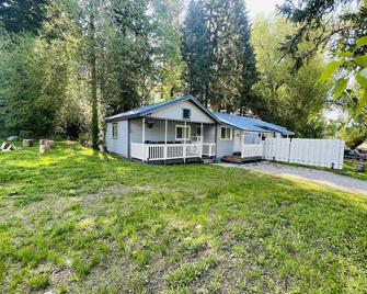 Blue Bird Bungalow - Martin City - Building