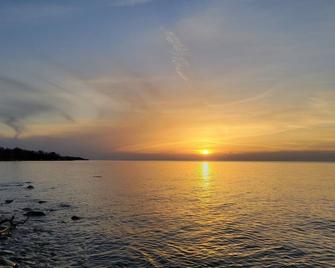 Spectacular Lake Erie Sunsets with beach access - North East