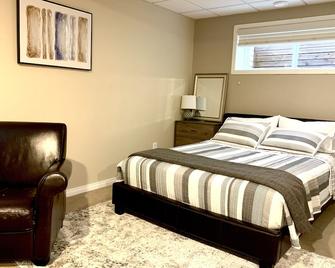 Basement Studio with Separate Entrance - Dawson Creek - Bedroom
