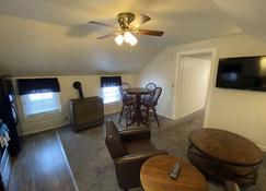 Great Strip Location |walktolake|wine Country|brewing Company|a/C|grill&firepit - Geneva - Living room