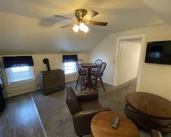 Great Strip Location |walktolake|wine Country|brewing Company|a/C|grill&firepit - Geneva - Living room
