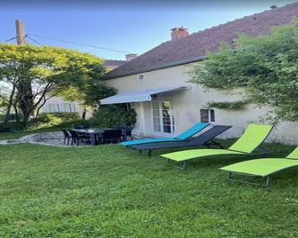 Gîte au coeur d'un domaine - Druyes-les-Belles-Fontaines - Patio