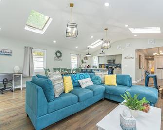 Private Waterfront Home Nestled In A Quiet Section Of Lake Hopatcong - Lake Hopatcong - Living room