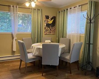 Family Cabin In Quiet Neighborhood Near Hiking - Arnold - Salle à manger