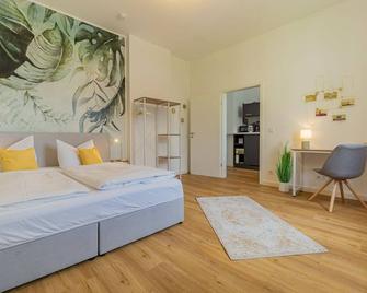 modernes Apartment - zentral, ruhig, Wlan, Netflix, Küche, Schreibtisch, Parkplatz, Waschtrockner - Cottbus - Schlafzimmer