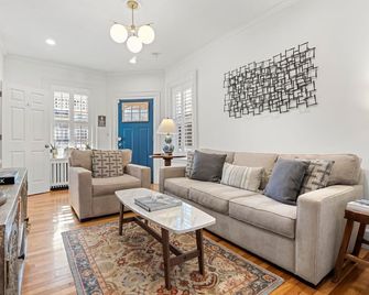 The Ashmont Apartment - Close to Subway & Downtown Boston - Boston - Living room