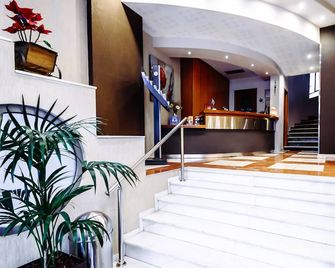 Athens Mirabello - אתונה - דלפק קבלה