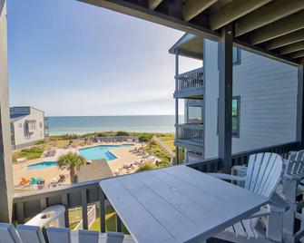 Oceanfront condo with elevator, private beach, ocean view, community pool, grill - North Topsail Beach - Balcón