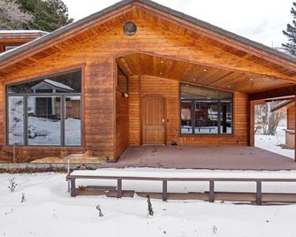 Mountain Family Cabin w/ 4 bedrooms & pool table - Provo - Building