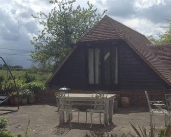 Studio in mature English gardens in an area of outstanding natural beauty - Ashford - Patio