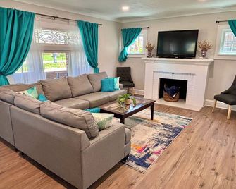 Park view ⁞ Porch swing ⁞ Game room ⁞ 2BA ⁞ Manchester Manor: an elegant escape - Parma - Living room